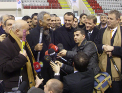 Sadri Şener esprilerle güldürdü