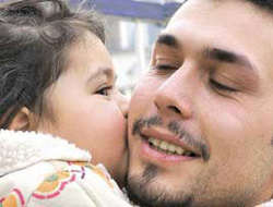 Kaçırılan kızını TV'de gördü