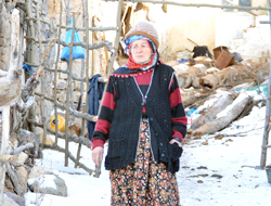 Koskoca köyde tek başına yaşıyor!