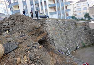 Hurda toplarken üstüne taş düştü!