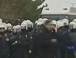 Halk karakolu ateşe verdi