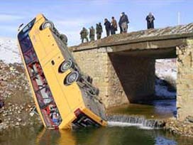 Otobüs ve kamyonu nehir yuttu