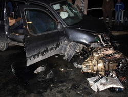 İki otomobil kafa kafaya çarpıştı!