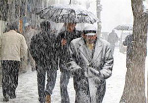 Vali Maçka'da yolları açtırdı!