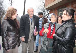 Bayan Kızılcık'tan köylere ziyaret