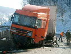 Rize plakalı tır kaza yaptı