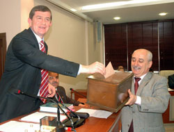 Haydar Revi Çapraz Ateş'te!