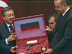 Başbakan'a tuğralı Tabanca!