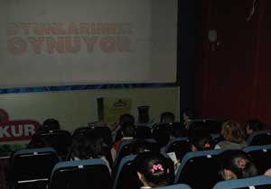 Polis amca bizi sinemaya getir