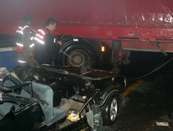 Tır otomobili biçti: 1 ölü, 2 yaralı