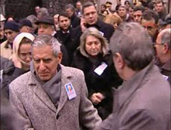 Özel izinle annesinin cenazesinde