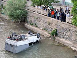 Kamyon ırmağa yuvarlandı: 2 ölü