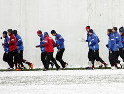 Trabzonspor kar altında çalıştı