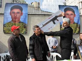 Şehit babası tüfekle anlattı!