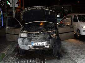 Karakolun önünde alev alev yandı