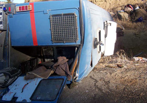 Cezaevi aracı devrildi: 7 er yaralı