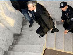 İkinci kattan düştü, farketmediler!