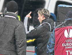 Guti'den orta parmak!!!