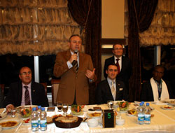 Vali Kızılcık'tan gençlere yemek