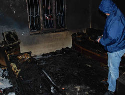 Köpekleriyle birlikte yanarak öldü