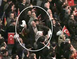 O cismi Erdoğan'a fırlattı!