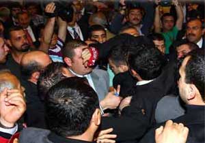 Öğrenciler polise saldırdı!