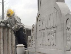 Mezarına köyünden toprak!