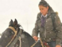 Okula atıyla gidiyor