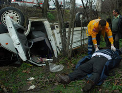 Kamyonet yuvarlandı: 2 ölü