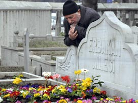 Erbakan'ın mezarına akın var