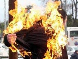 Fabrika yöneticisini diri diri yaktılar