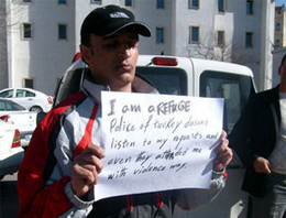 Göz kapaklarını birbirine dikti!