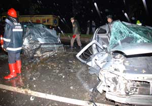 İki otomobil çarpıştı: 11 yaralı