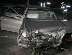 Araç pişmaniye dükkanına girdi