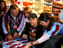 Burak ve Serkan'dan imza günü!