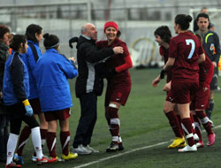 TS'li bayanlar rakibini mağlup etti