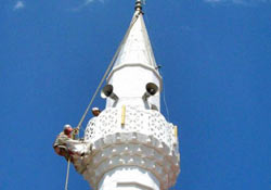 Rize'de minareden düşerek öldü