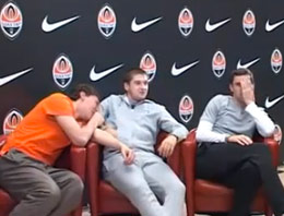 Futbolcuların yıkıldığı an!