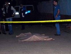 Sokakta eşinin boğazını kesti