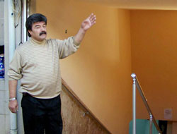 8 yıldır umumi tuvalette yaşıyor!