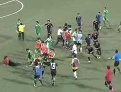 Futbolcular hakeme saldırdı!