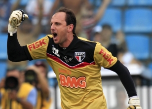 O bir kaleci ama 100. golünü attı!