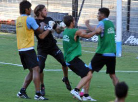 Teo arkadaşını yumrukladı