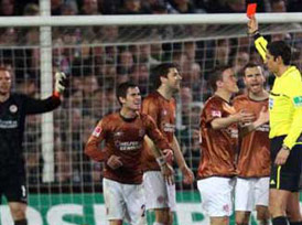 Türk hakem maçı 90'da tatil etti!