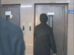 4 kişilik asansöre 10 kişi binince