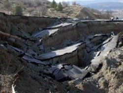 Yol kağıt gibi yırtıldı!