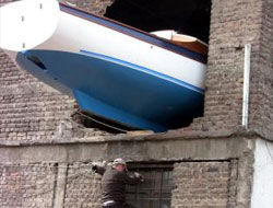 Yelkeni yaptı duvarı kırarak çıkardı