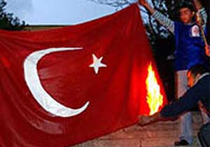 Türk bayrağına çirkin saldırı!