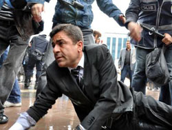 Vekil yerlerde sürüklendi!