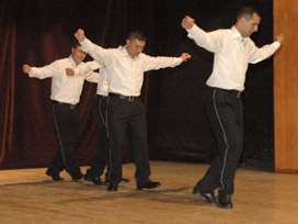 Polislerden kolbastı şov!